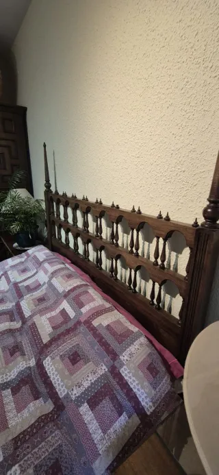 Cama de madera maciza con dosel