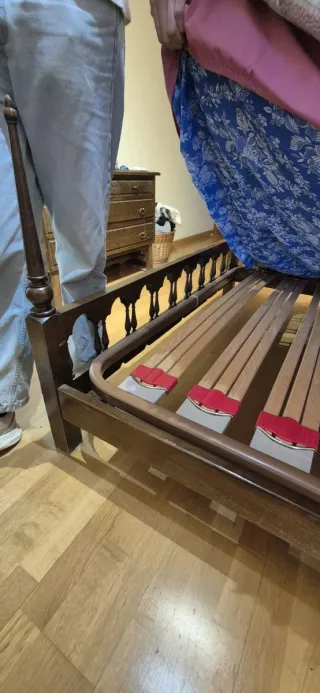 Cama de madera maciza con dosel