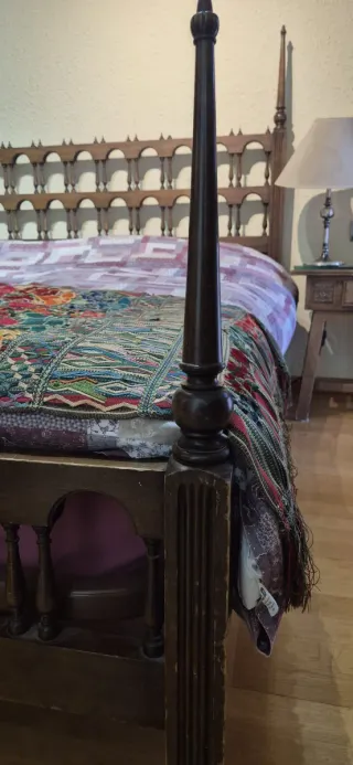 Cama de madera maciza con dosel