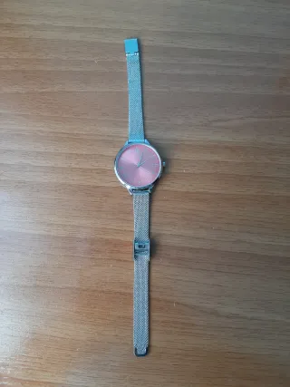 Reloj de pulsera plateado y rosa