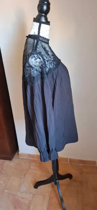 Blusa de encaje negra