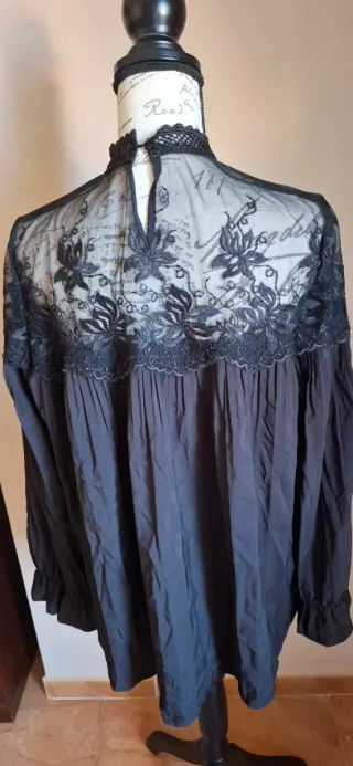 Blusa de encaje negra