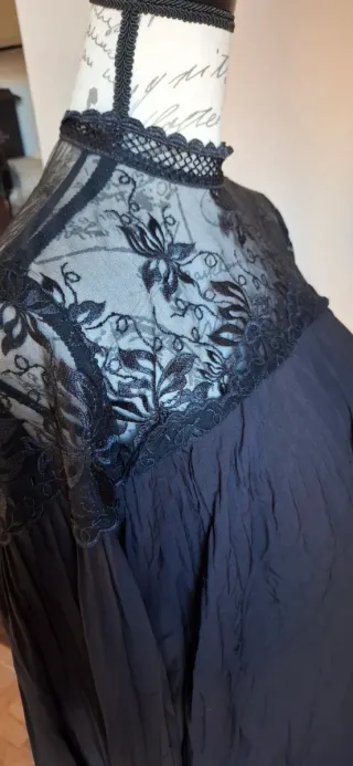 Blusa de encaje negra