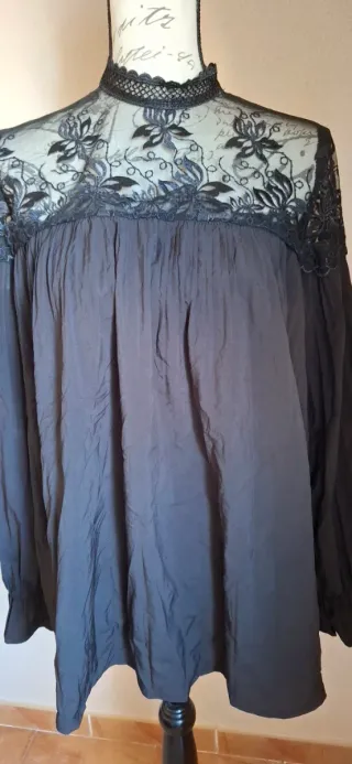 Blusa de encaje negra