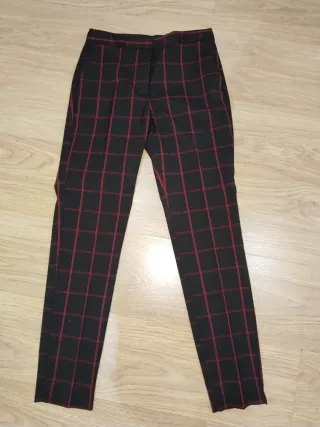 Pantalón de pinzas cuadros rojo y negro