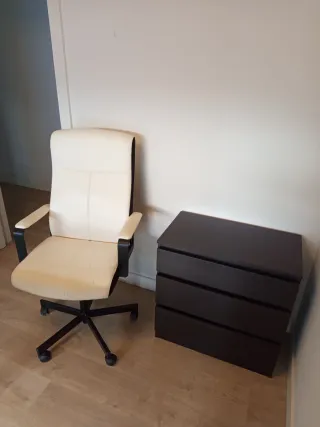 Silla de oficina y cajonera