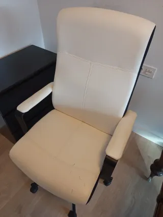 Silla de oficina y cajonera