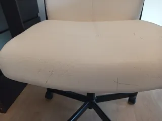 Silla de oficina y cajonera