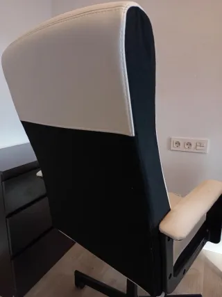 Silla de oficina y cajonera