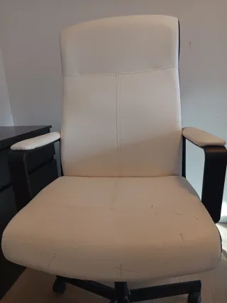 Silla de oficina y cajonera