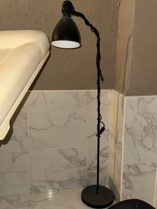 Lámpara de pie negra metálica