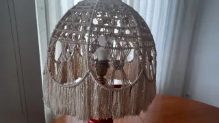 Lámpara de mesa macramé beige y roja