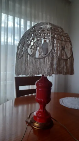 Lámpara de mesa macramé beige y roja