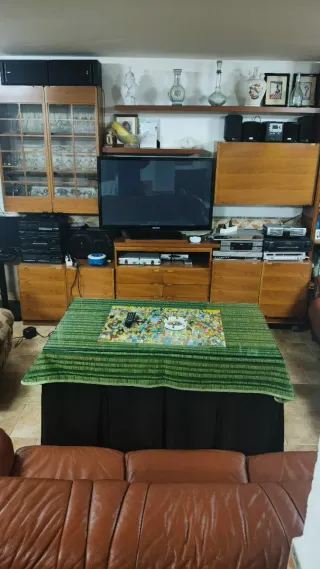 Mueble de comedor de madera y cristal