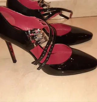 Zapatos Salón Charol Cesare Paciotti Negros