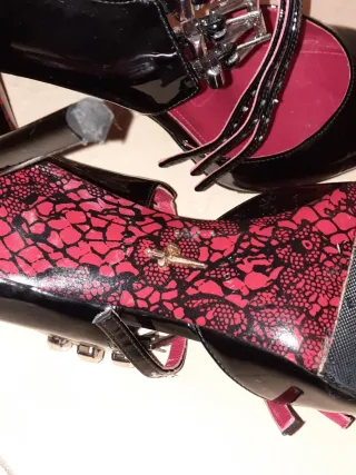 Zapatos Salón Charol Cesare Paciotti Negros