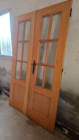 Puerta doble de madera con cristales