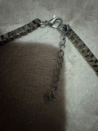 Collar plateado con detalles negros