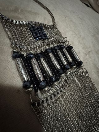 Collar plateado con detalles negros