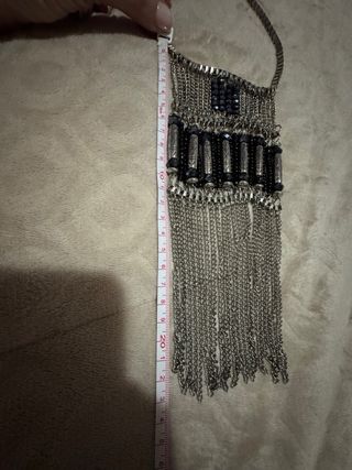 Collar plateado con detalles negros