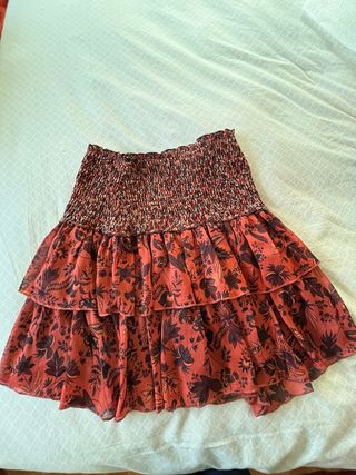 Minifalda con volantes y estampado floral