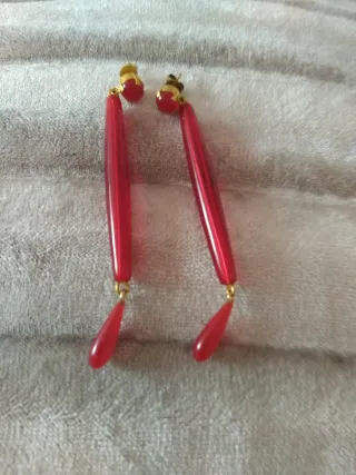 Pendientes largos rojos con detalles dorados