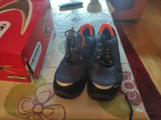 Zapatos de seguridad COFRA negros y naranjas