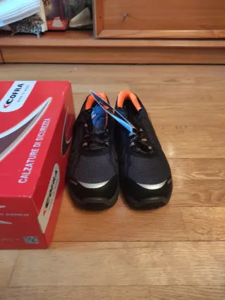 Zapatos de seguridad COFRA negros y naranjas