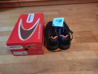 Zapatos de seguridad COFRA negros y naranjas