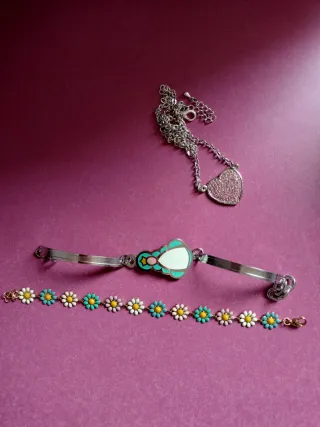 Pulsera de flores y figura