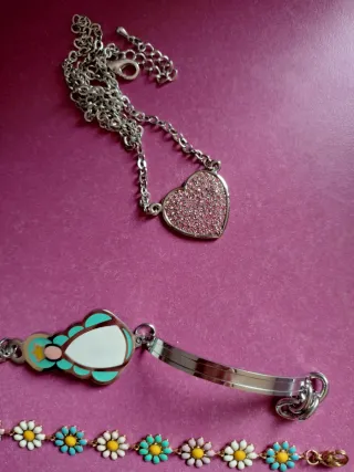 Pulsera de flores y figura