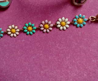 Pulsera de flores y figura