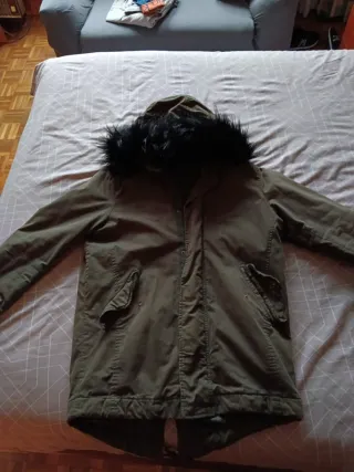 Chaqueta verde con capucha y pelo
