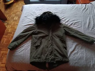 Chaqueta verde con capucha y pelo
