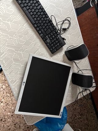 Pack Monitor LG + Teclado + Altavoces