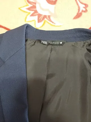 Traje de graduación azul marino de Zara