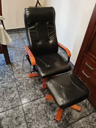 Sillón de cuero y madera con reposapiés