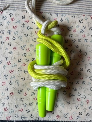 Comba saltarina verde y blanca