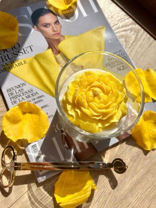 Vela artesanal flor amarilla en vaso
