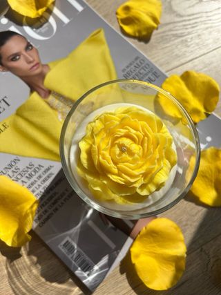 Vela artesanal flor amarilla en vaso