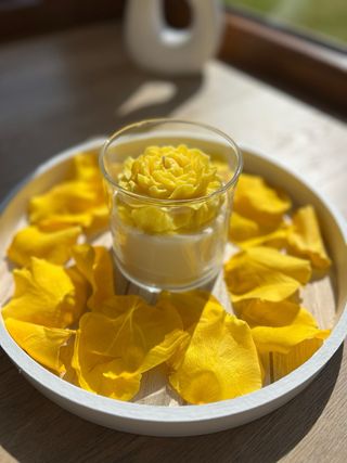 Vela artesanal flor amarilla en vaso