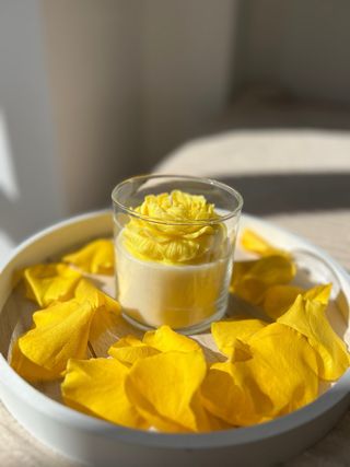 Vela artesanal flor amarilla en vaso