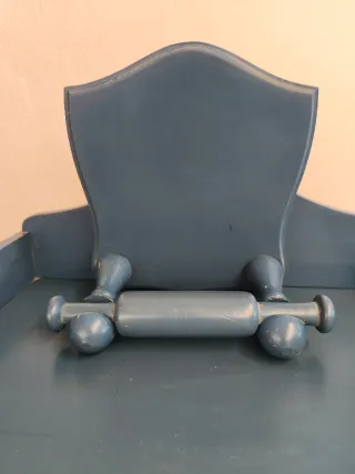 Mueble de baño azul con puerta de cristal.