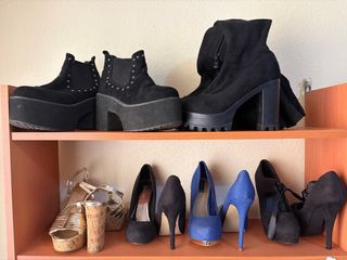 Zapatos de tacón negros y dorados Hay talla 36-37