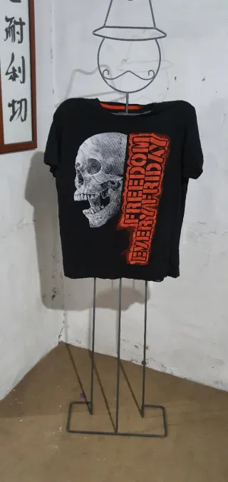 Camiseta con calavera y texto