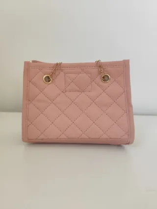 Bolso mini rosa acolchado con cadena dorada