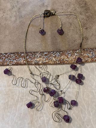 Colgante artesanal con piedras naturales moradas