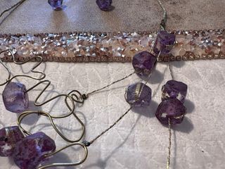 Colgante artesanal con piedras naturales moradas