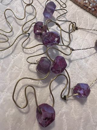 Colgante artesanal con piedras naturales moradas