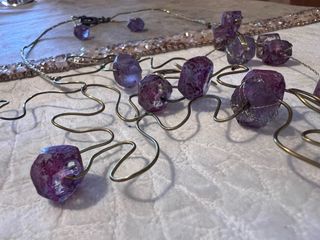 Colgante artesanal con piedras naturales moradas